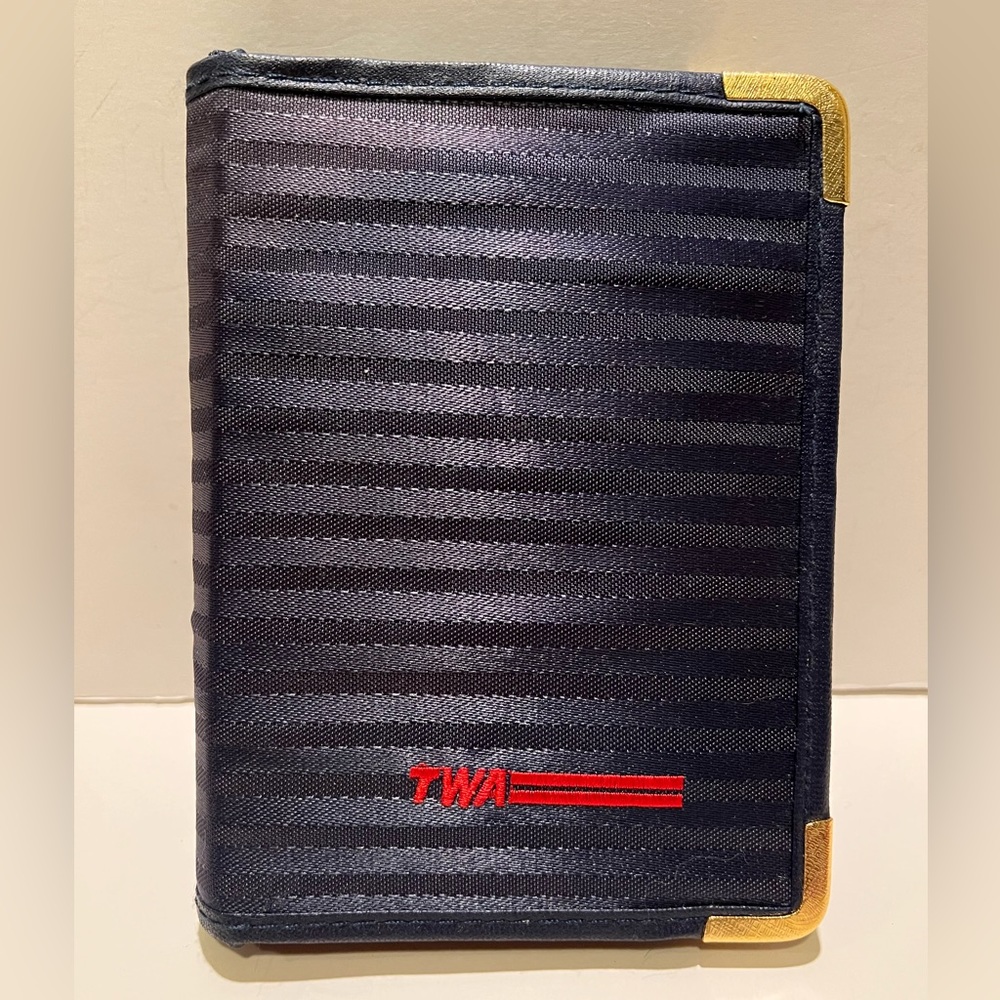 VINTAGE TWA ROYAL AMBASSADOR COLLECTIBLE ZIP AROUND NOTEBOOK.